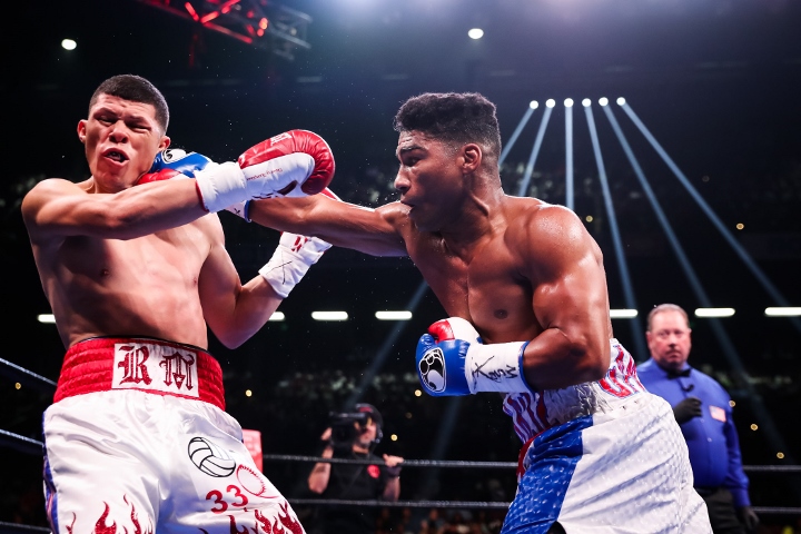 Photos: Gamboa Demolishes Roman Martinez in Two - Boxing News