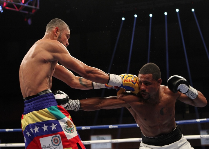 uzcategui-dirrell-fight (12)