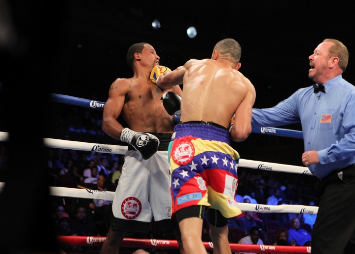 uzcategui-dirrell-fight (7)